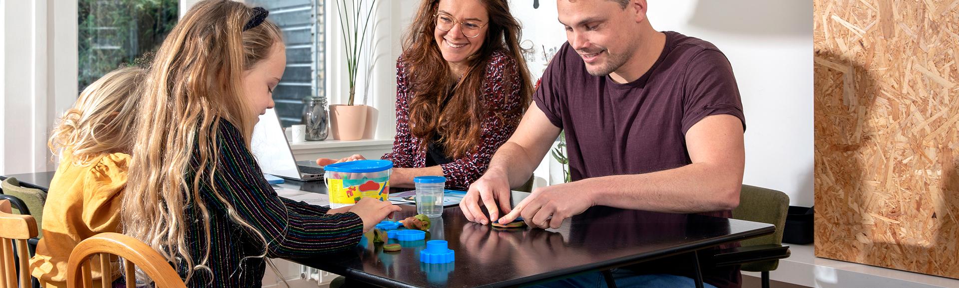 De Alliantie gezin kleien aan tafel
